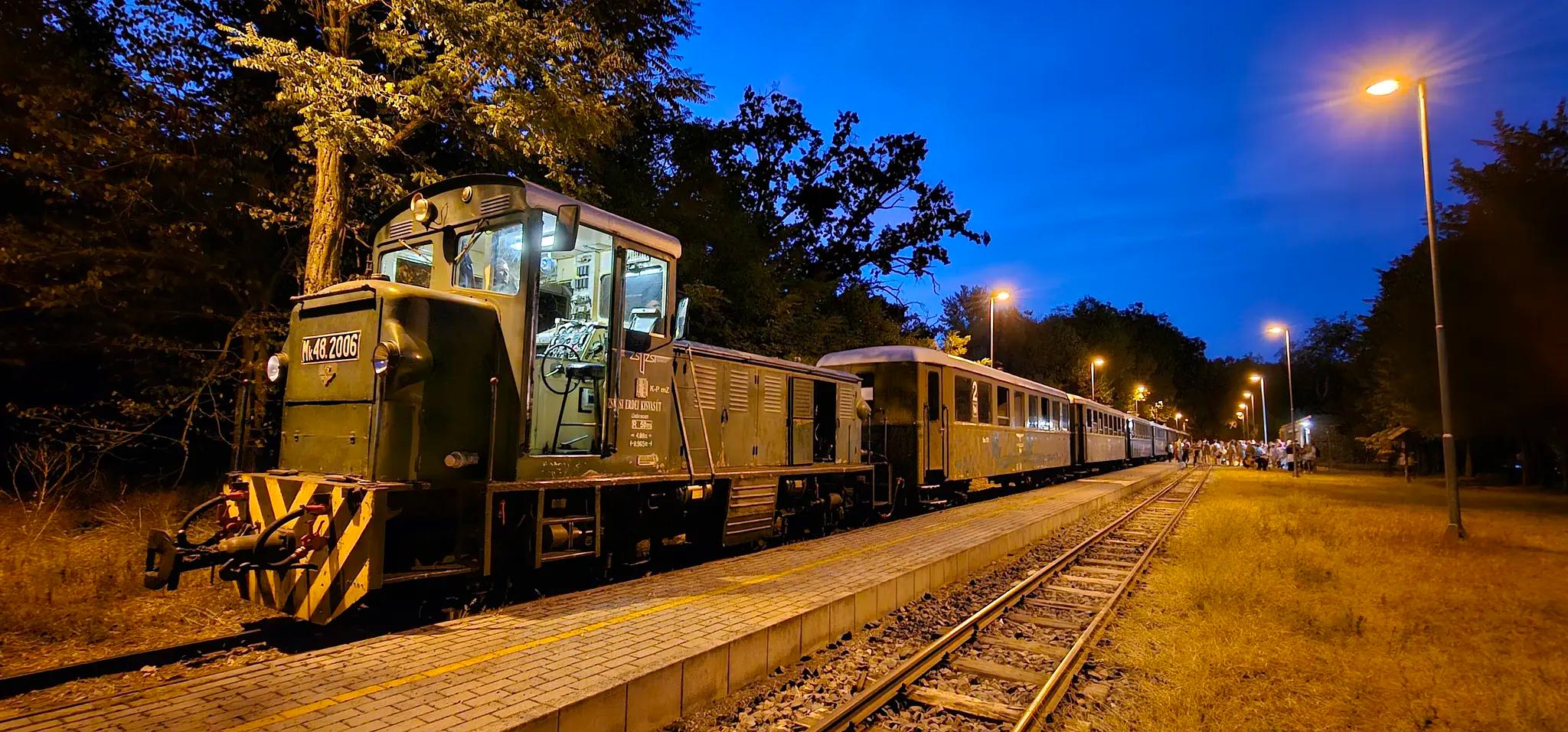 Teliholdas Éjszakai Kaland a Zsuzsi Erdei Vasúttal